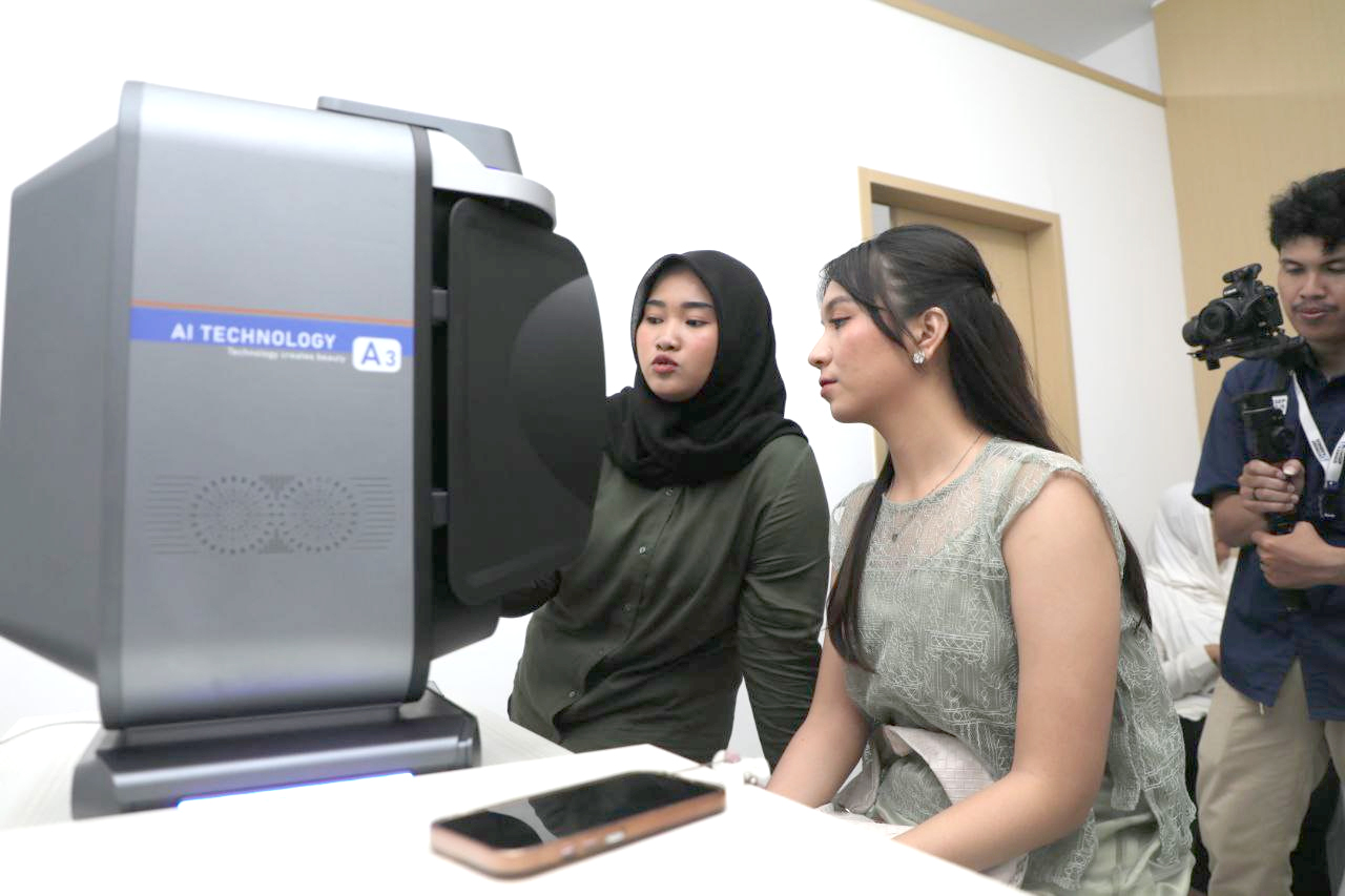 Naomi Nathania mencoba skin analysis di karnus care beauty