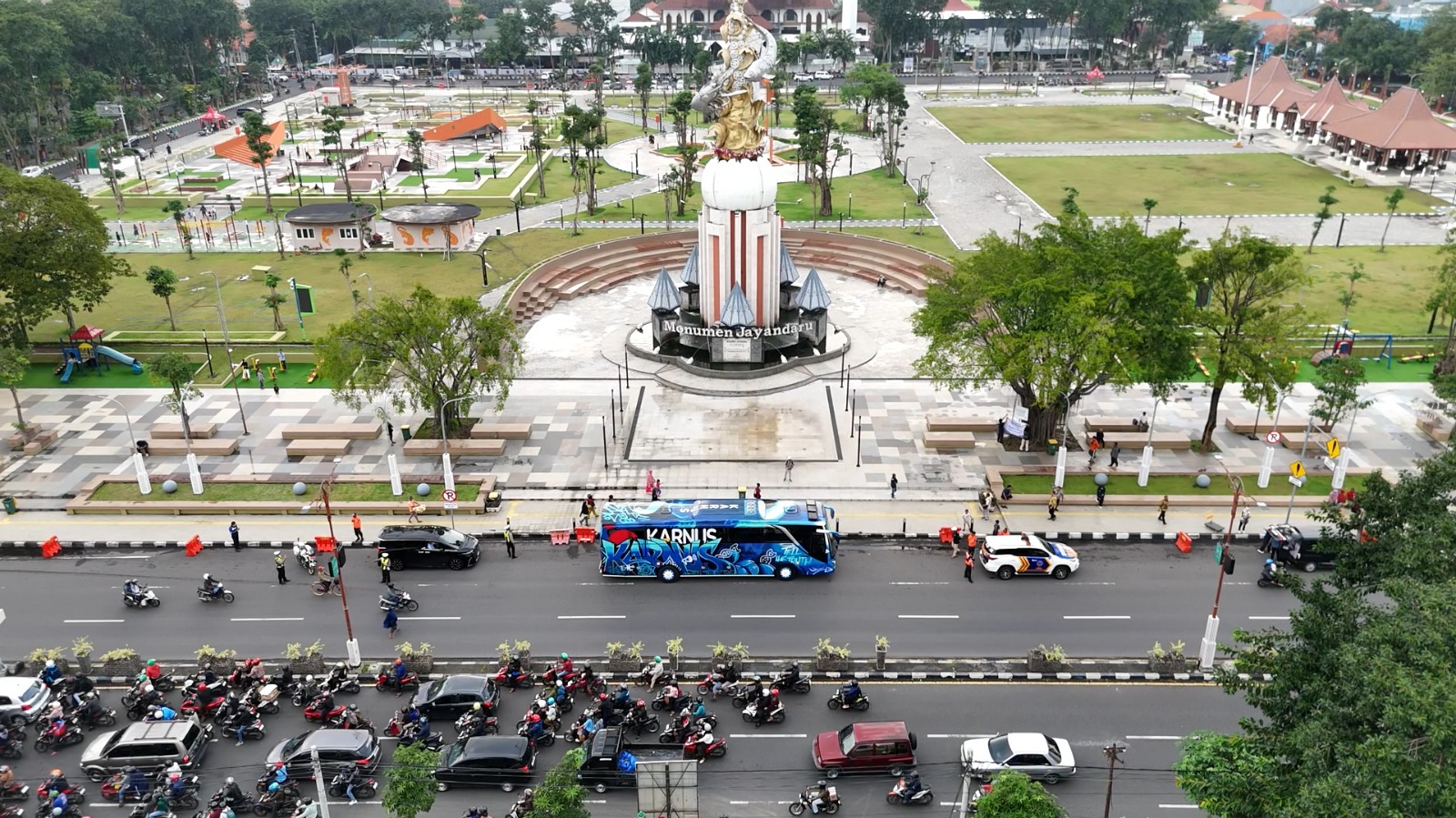 PodBus Karnus Melintas di Monumen Jayandaru Sidoarjo