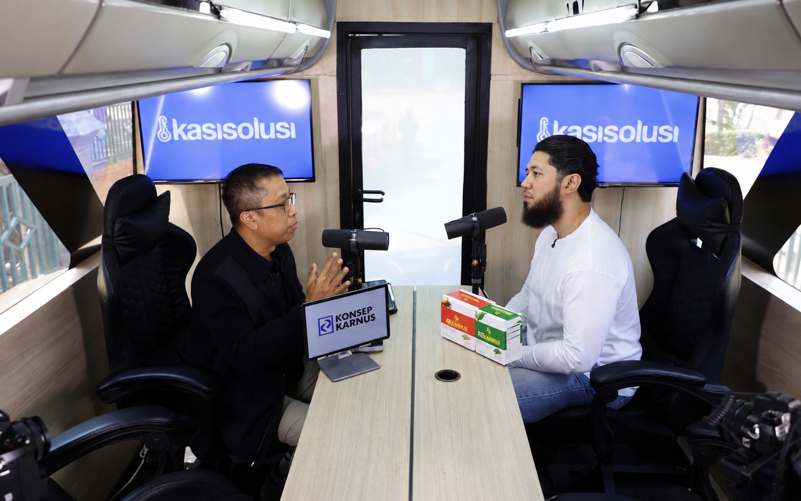 Suasana Podcast Konsep Karnus x Kasisolusi di Dalam Bus