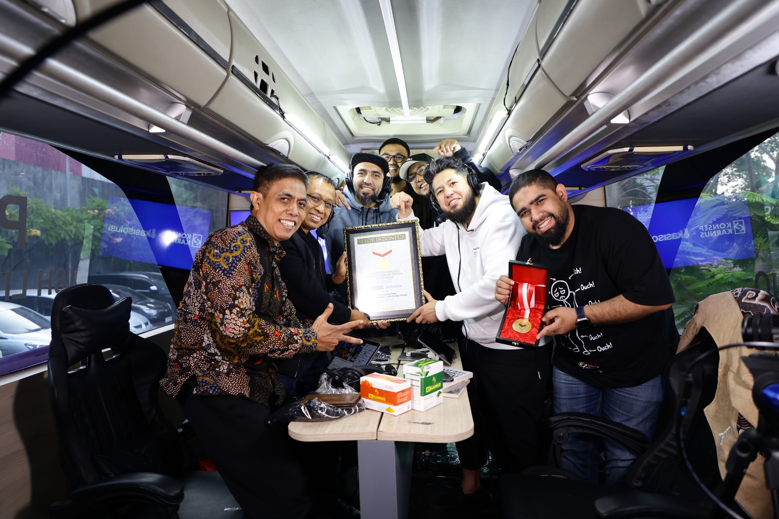 Selebrasi memegang piagam MURI di dalam PodBus Karnus