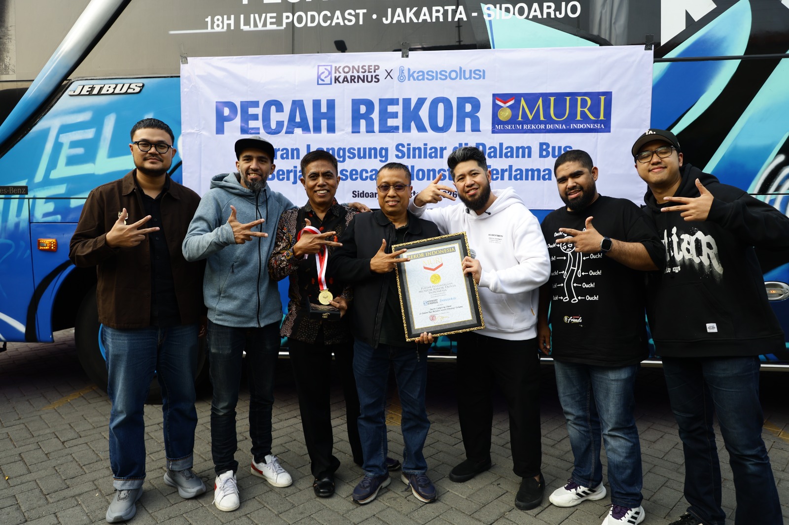 Tim Konsep Karnus dan Kasisolusi berpose bersama usai pemecahan rekor MURI