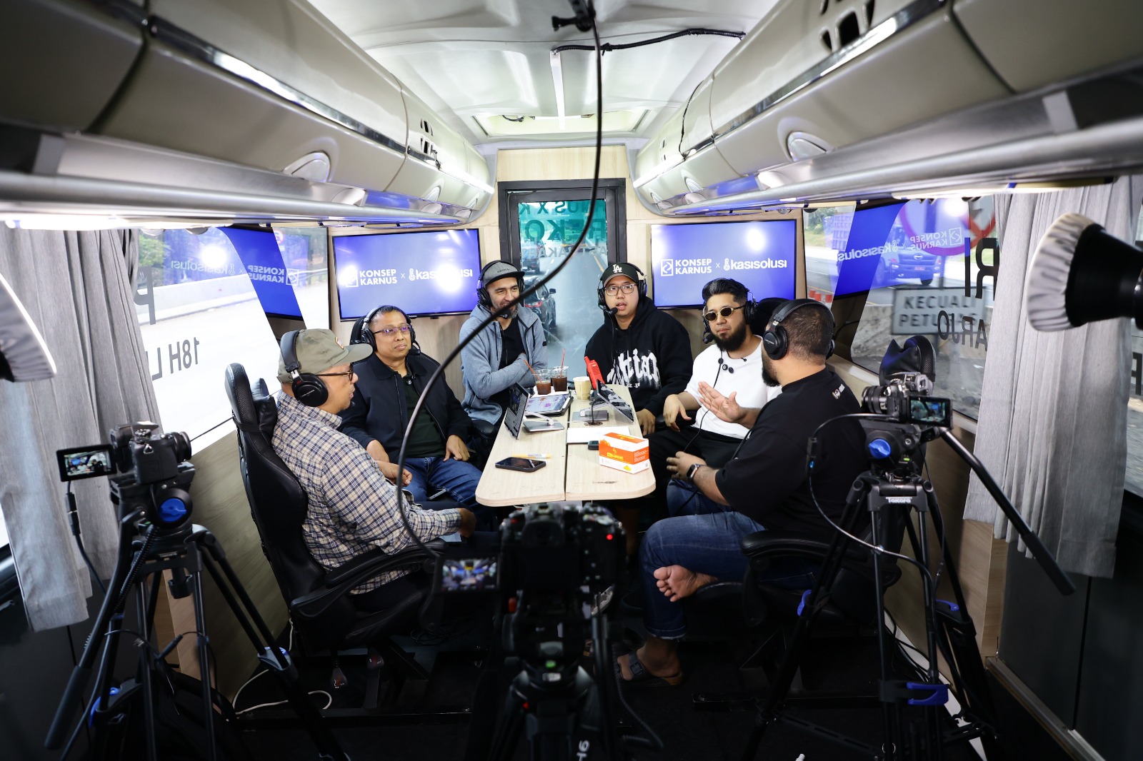 Suasana siaran langsung podcast di dalam PodBus Karnus
